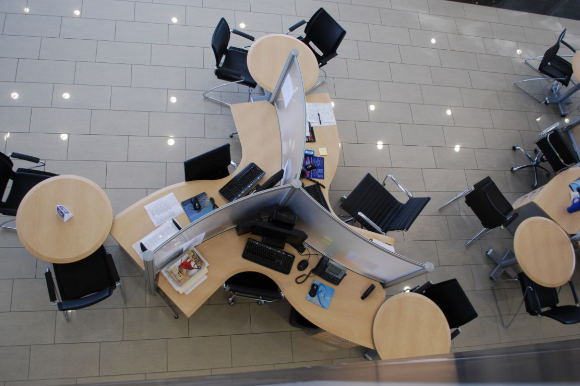 Round Desks and Curved Workstations – fluidconcepts